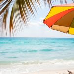 Plaża z palmami i parasolem