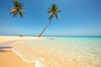 Słoneczna plaża z turkusową wodą i palmami.