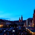 Kraków nocą, ludzie na ulicy, wydarzenia kulturalne