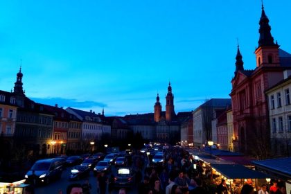 Kraków nocą, ludzie na ulicy, wydarzenia kulturalne