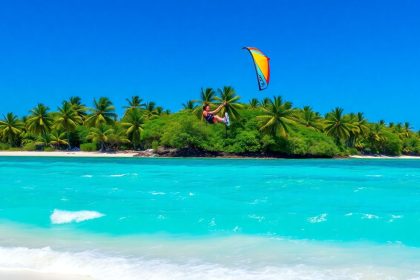 Kitesurfer na tle błękitnego nieba i wody.