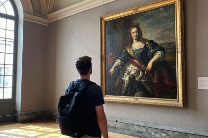 Podróżnik podziwiający dzieło sztuki w muzeum.