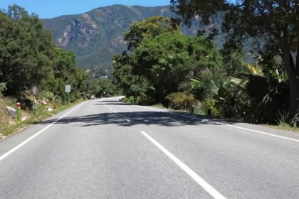 Malownicza droga prowadząca przez góry i lasy.