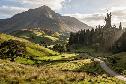 Krajobraz Śródziemia z widocznymi górami i lasami.