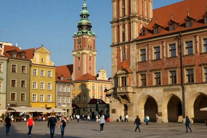 Poznański Rynek z Ratuszem i kolorowymi kamienicami
