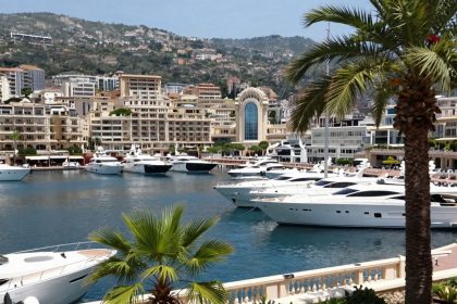 Luksusowe jachty w porcie Monako, widok na wybrzeże.