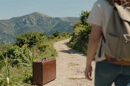 Inspirujące krajobrazy i walizka podróżna.