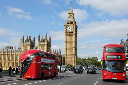 Londyn z Big Benem i czerwonym autobusem