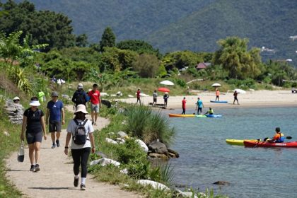 Ludzie cieszący się aktywnościami na świeżym powietrzu w malowniczym otoczeniu.