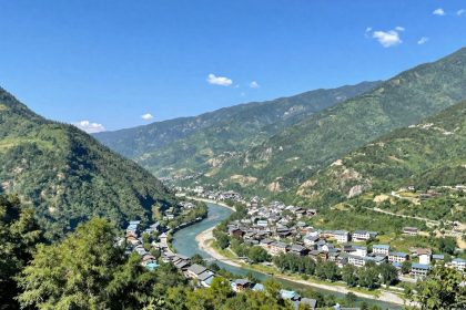 Malowniczy krajobraz górski z Polanicy-Zdrój w tle.