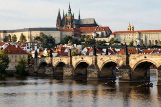Most Karola w Pradze o zachodzie słońca.