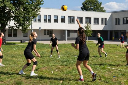 Studenci AWF Kraków podczas zajęć rekreacyjnych na świeżym powietrzu.