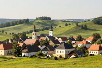 Malowniczy widok Iwonicza-Zdroju z zielonymi wzgórzami i domami.