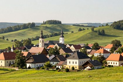 Malowniczy widok Iwonicza-Zdroju z zielonymi wzgórzami i domami.