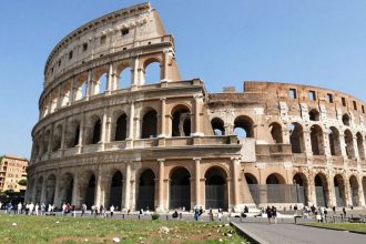 Koloseum w Rzymie pod błękitnym niebem.