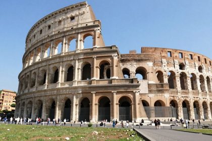 Koloseum w Rzymie pod błękitnym niebem.