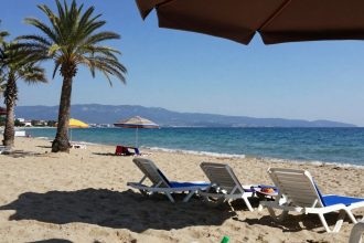 Piękna plaża w Bułgarii z turkusową wodą i złotym piaskiem.