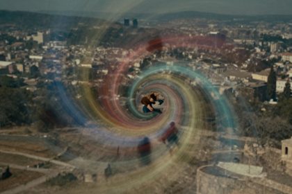 Wirująca mgławica czasu z sylwetkami ludzi.