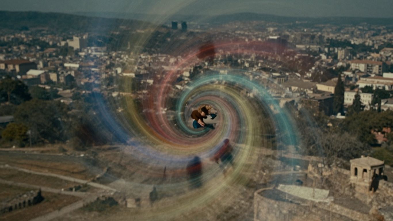 Wirująca mgławica czasu z sylwetkami ludzi.