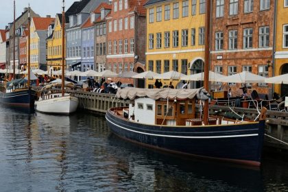 Kolorowe kamienice nad kanałem Nyhavn w Kopenhadze.