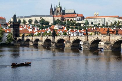 Most Karola w Pradze z Zamkiem Praskim w tle.